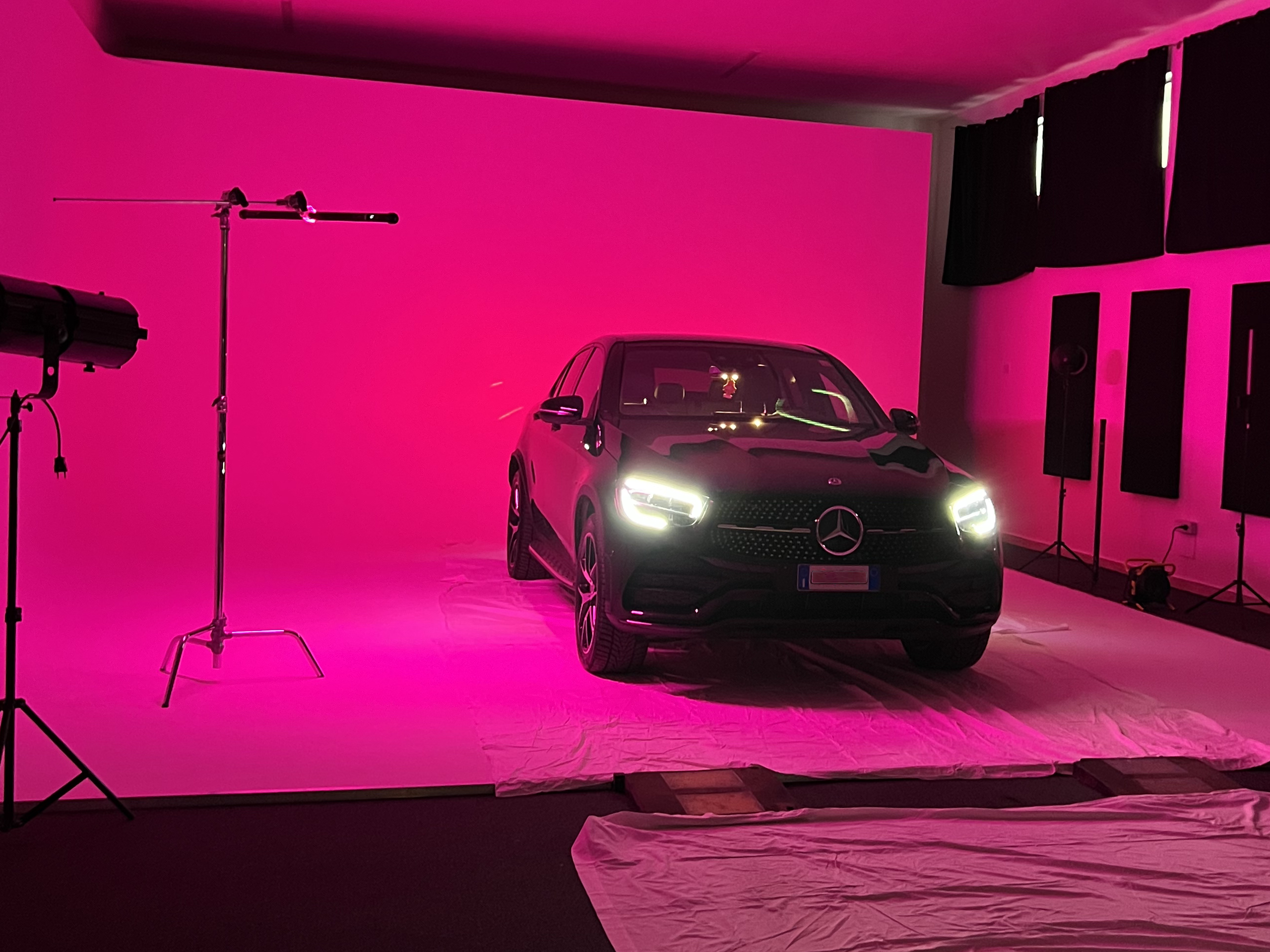 Limbo con auto e luce magenta